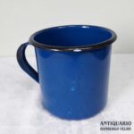Caneca esmaltada em azul
