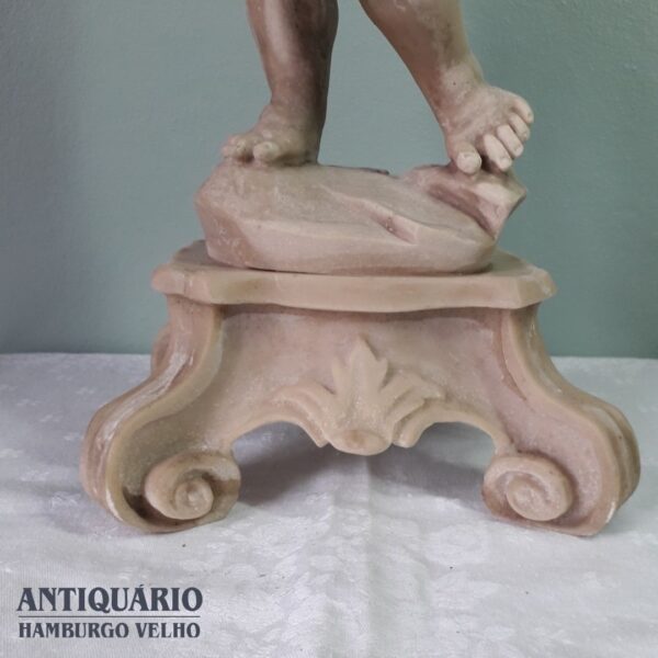 Escultura de menino com cornucópia - Imagem 3