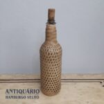 Garrafa antiga com cobertura de palhinha natural