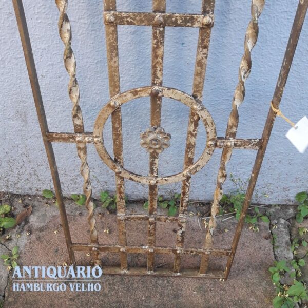 Grade antiga retangular em ferro forjado - Imagem 3