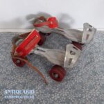 Par de patins antigo, com regulagem