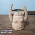 Arte africana, em formato de busto feminino