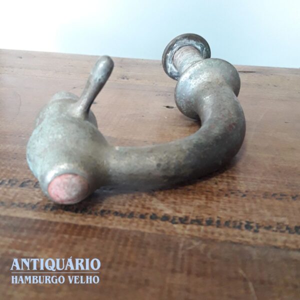 Torneira longa, antiga, sem marca aparente - Imagem 3