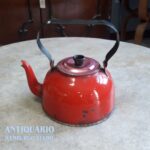Chaleira esmaltada, antiga, vermelha
