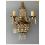Arandela em bronze com pingentes de cristal.