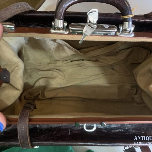 Valise ou maleta em couro com fecho e cintas - Imagem 4