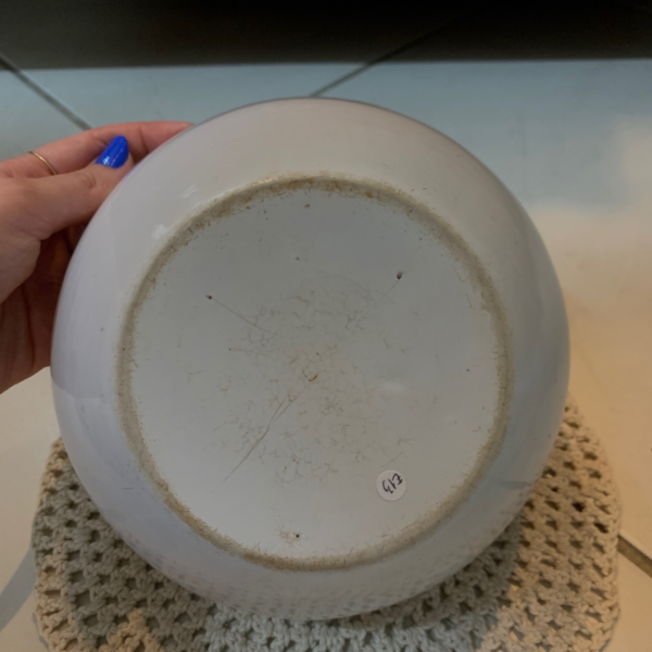 Bacia pequena esmaltada branca, bordas azuladas. - Imagem 3