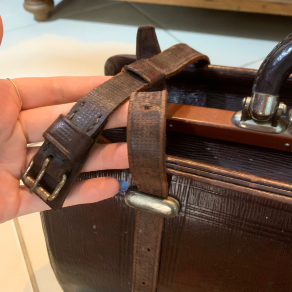 Valise ou maleta em couro com fecho e cintas - Imagem 3
