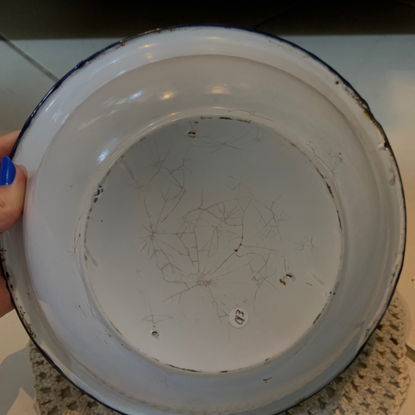 Bacia esmaltada branca, bordas azuladas. - Imagem 3