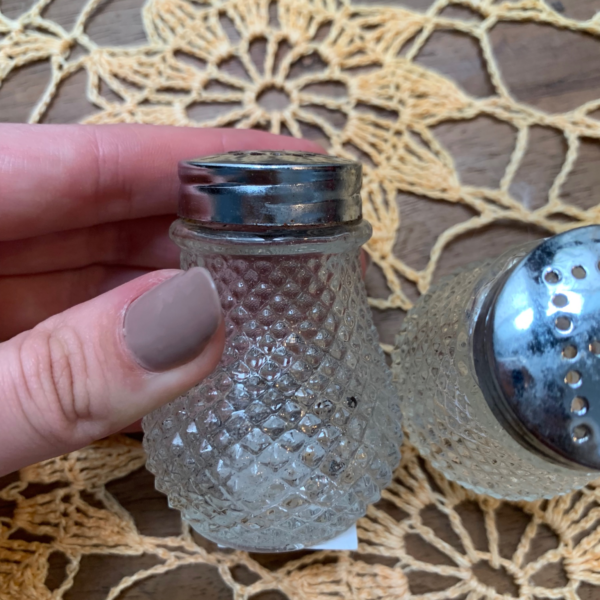 Conjunto saleiro e pimenteiro de vidro - Imagem 3