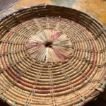 Cesta de palha para decoração