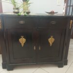 Balcão em cedro com detalhes dourados