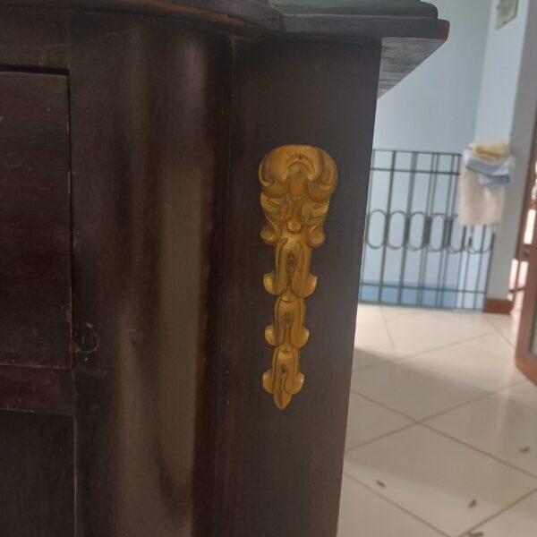 Balcão em cedro com detalhes dourados - Imagem 6