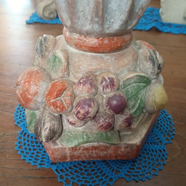 Castiçal em terracota com frutas em relevo - Imagem 5