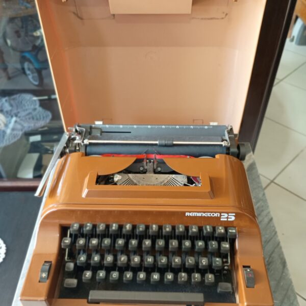 Máquina de escrever portátil Remington - Imagem 3