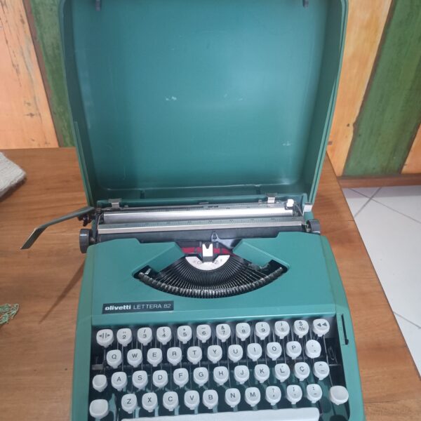 Máquina de escrever portátil Olivetti - Imagem 3