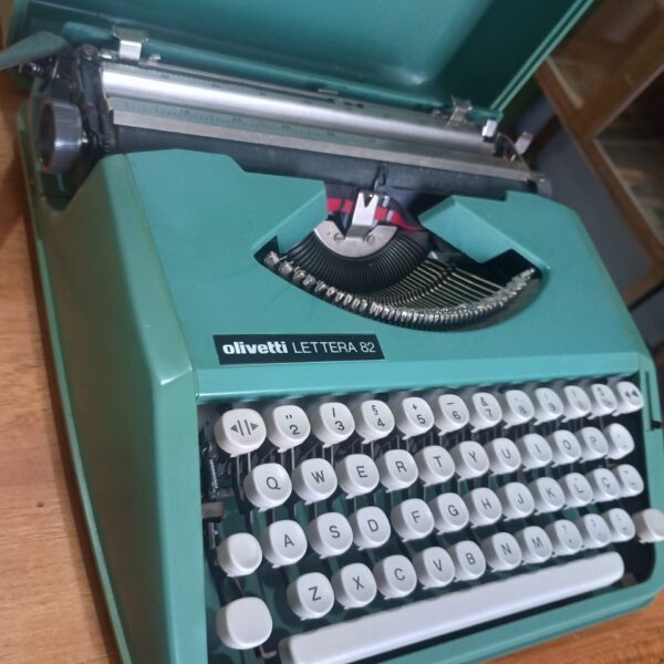 Máquina de escrever portátil Olivetti