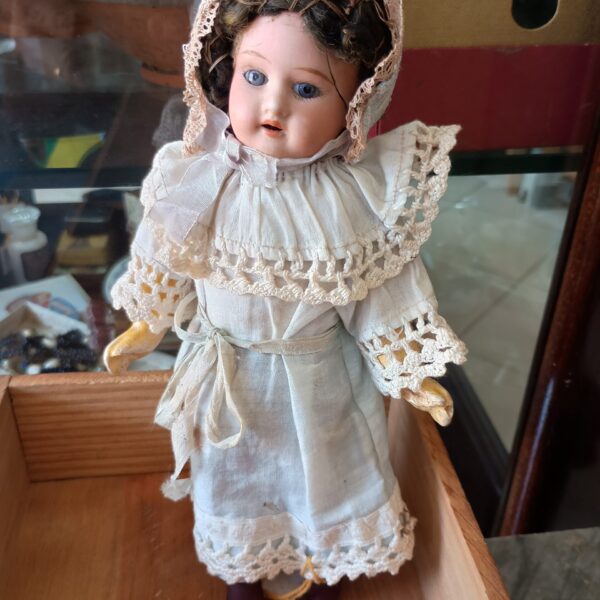 Boneca morena com cabeça de porcelana