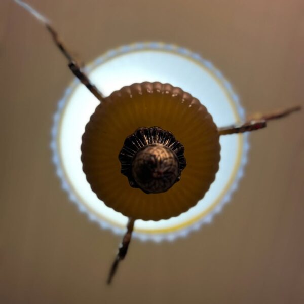 Lustre de bronze com cúpula em vidro âmbar - Imagem 2