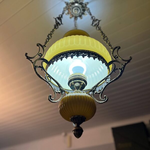Lustre de bronze com cúpula em vidro âmbar